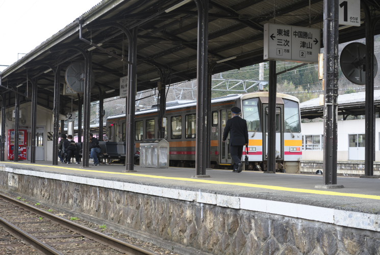 新見駅の印象（キハ１２０）