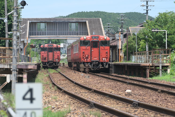 津山線（列車交換）弓削駅にて