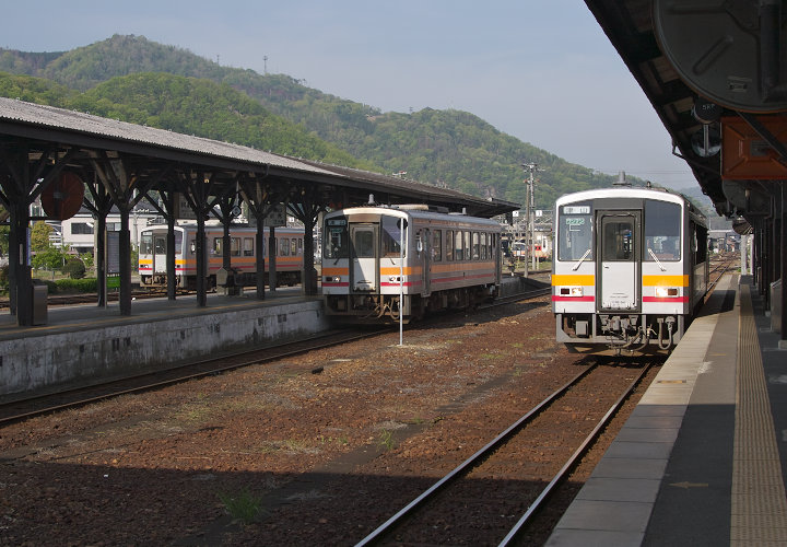 津山駅（キハ１２０が３両写っている光景です．）