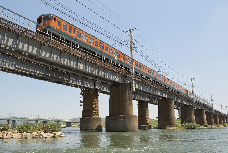 山陽本線旭川橋りょうを渡る１１５系電車６両編成