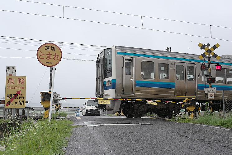 ２１３系（川の上踏切）