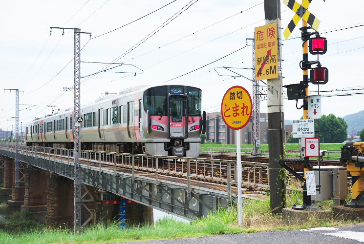 ２２７系３両編成（岡山～西川原）堤外踏切