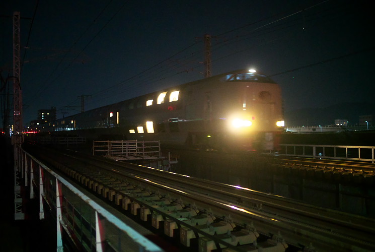 上りサンライズ（２８５系寝台特急電車）岡山～西川原（川の上踏切）