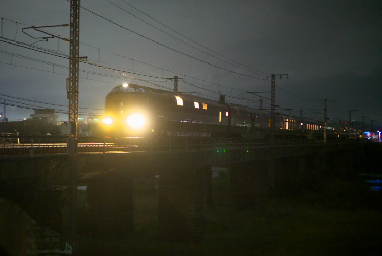 ２８５系寝台特急電車（上りサンライズ）岡山～西川原（川の上踏切）