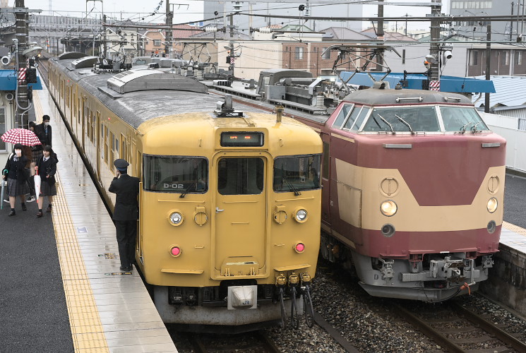 ４４３系電気検測試験車と１１５系電車の交換（大元）