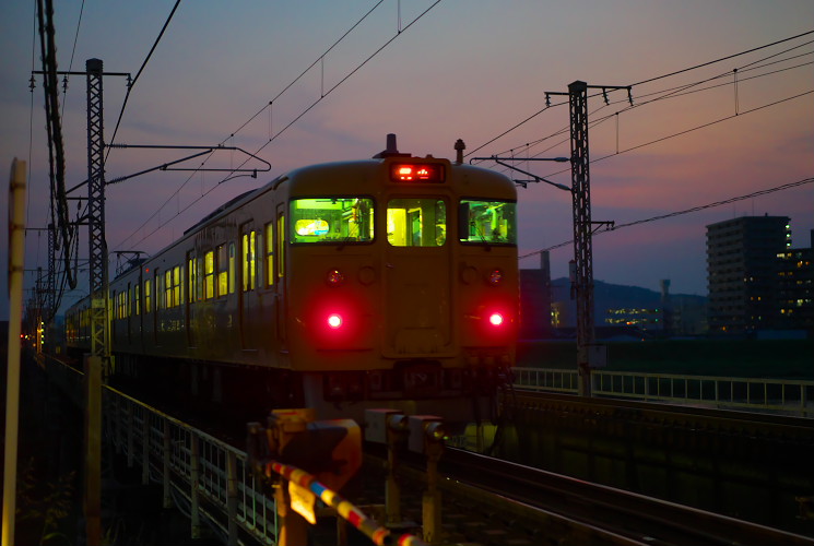 ７２７Ｍ列車（西川原～岡山）川の上踏切