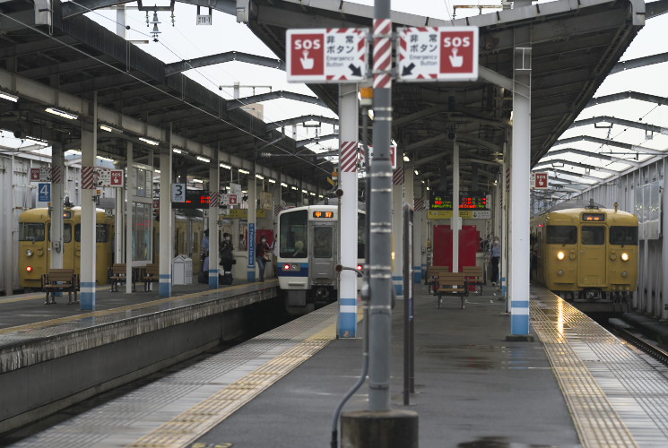 茶屋町駅プラットホーム