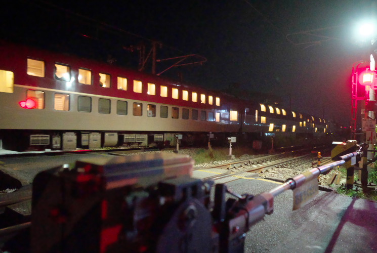 ２８５系寝台特急電車（上りサンライズ）岡山～西川原（川の上踏切通過）