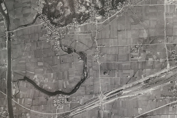 野殿の大川（米軍の航空写真）
