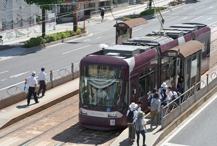 本川町電停（１００１号　“ＰＩＣＣＯＬＯ”）