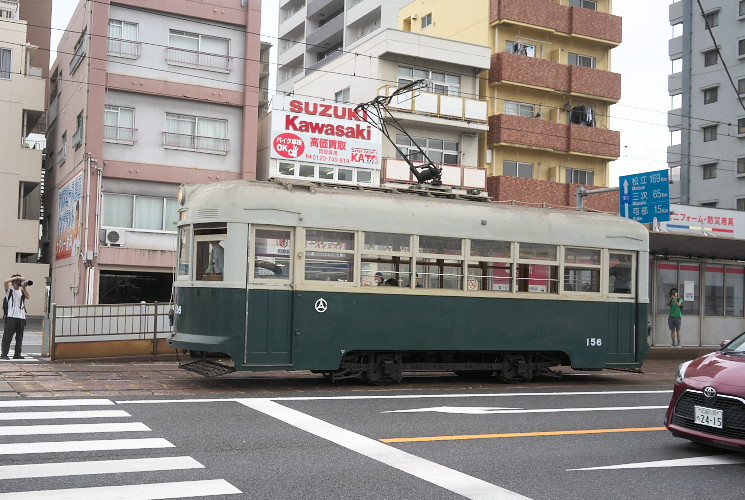 広島電鉄１５６号被爆電車（別院前～寺町）交差点信号待ち