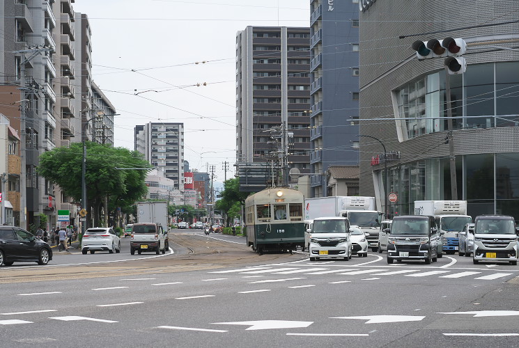 広島電鉄１５６号電車（西観音町交差点）