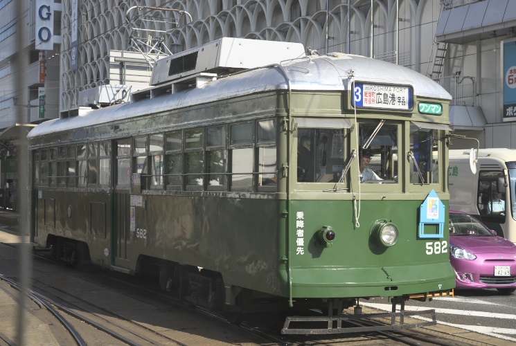 広島電鉄５７０形（５８２号）紙屋町交差点付近