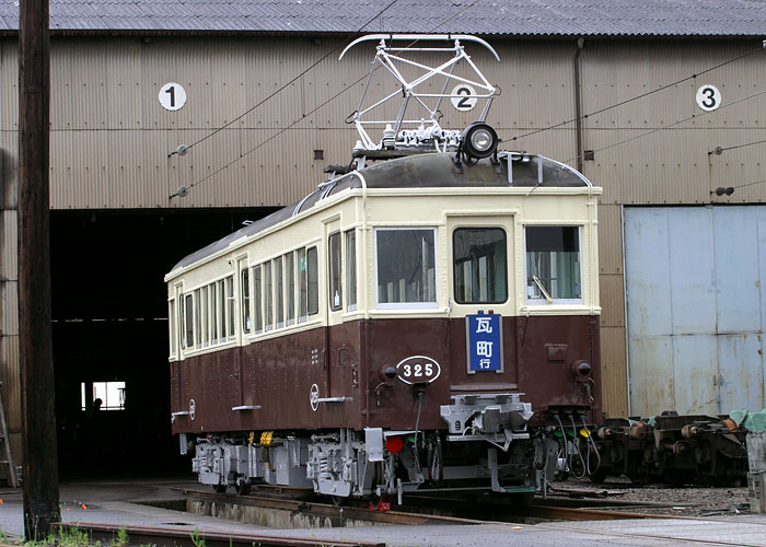 琴電３２５号電車（仏生山工場）