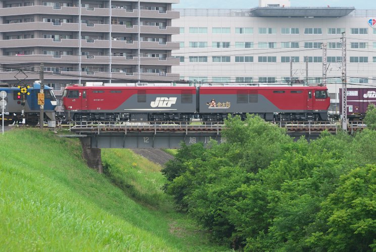 ２０７３列車（西川原～岡山）堤外踏切付近