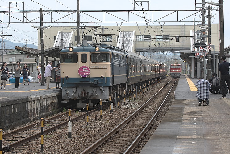 特別なトワイライトエクスプレスと通過貨物列車