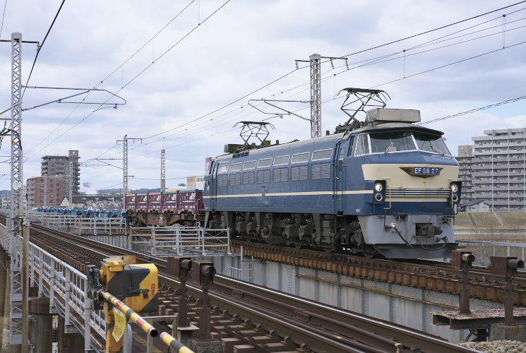 ６８６６列車（EF66 27）岡山～西川原（川の上踏切）