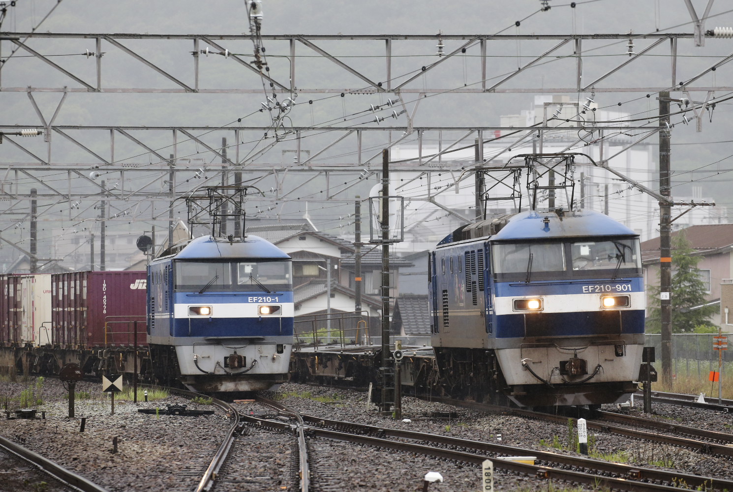 ＥＦ２１０－９０１とＥＦ２１０－１（瀬戸駅）