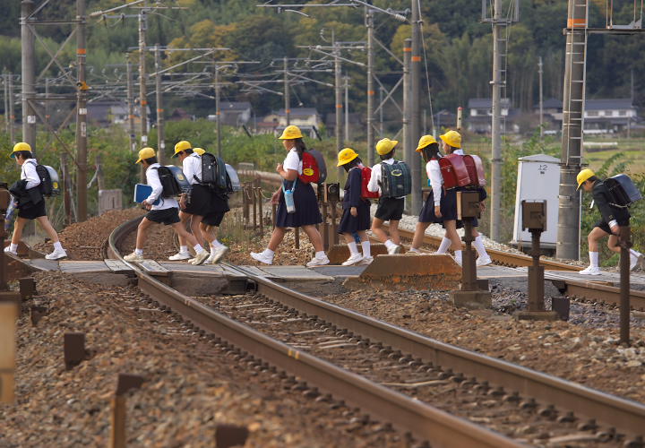 小学生の集団下校（吉浜踏切）笠岡市