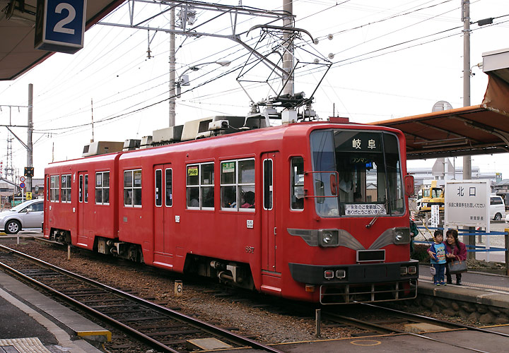 新関駅ホーム