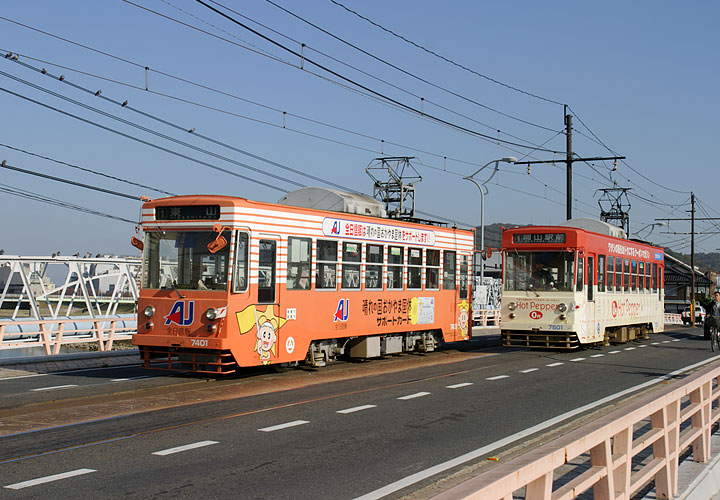 岡電７４０１号，７５０１号（京橋上で離合）