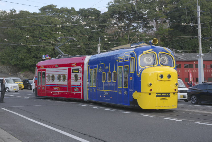 岡電１０８１号チャギントン電車　車庫で入換のため入場