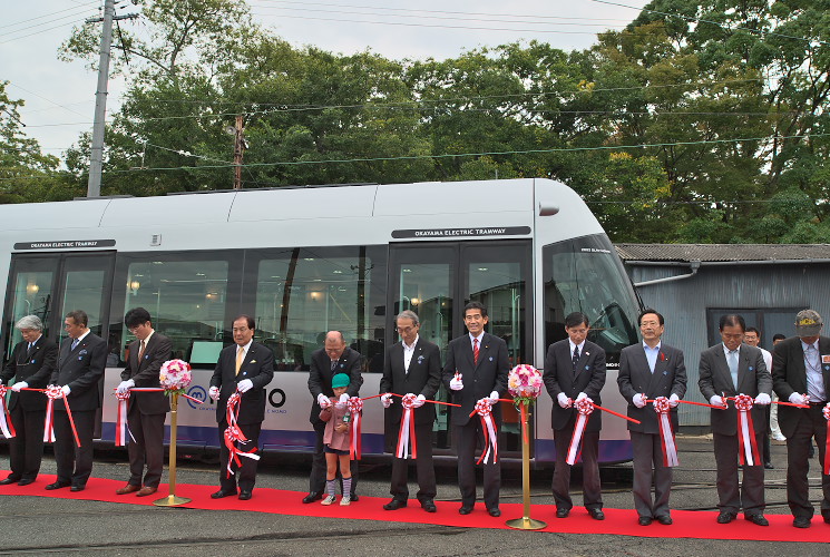 出発式テープカット“ｍｏｍｏ2”東山車庫