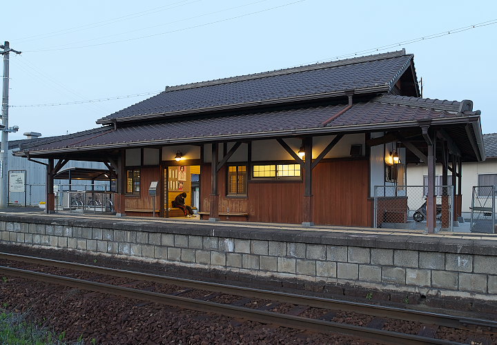 誕生寺駅舎