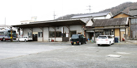 矢掛駅ホームと本屋