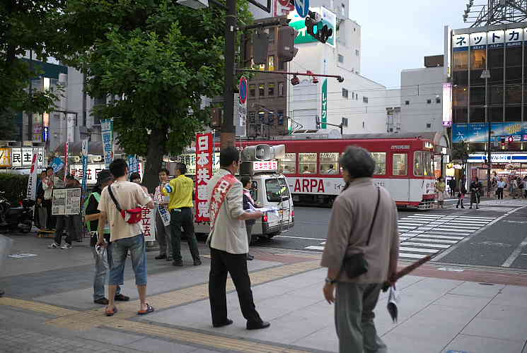 安保法案反対の声を上げる人々（岡山駅前）