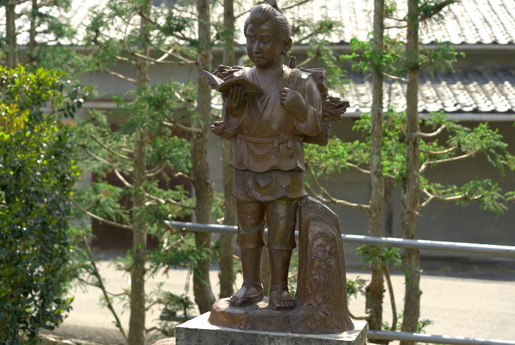 二宮金次郎陶像