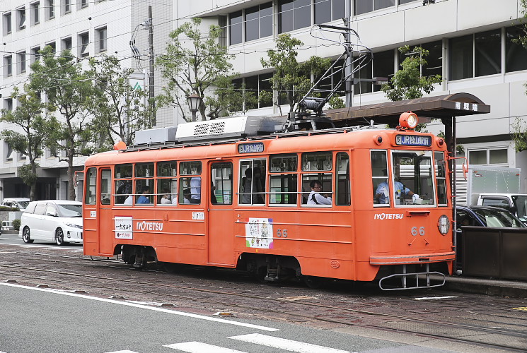 伊予鉄道市内線 ６６号電車　南堀端交差点