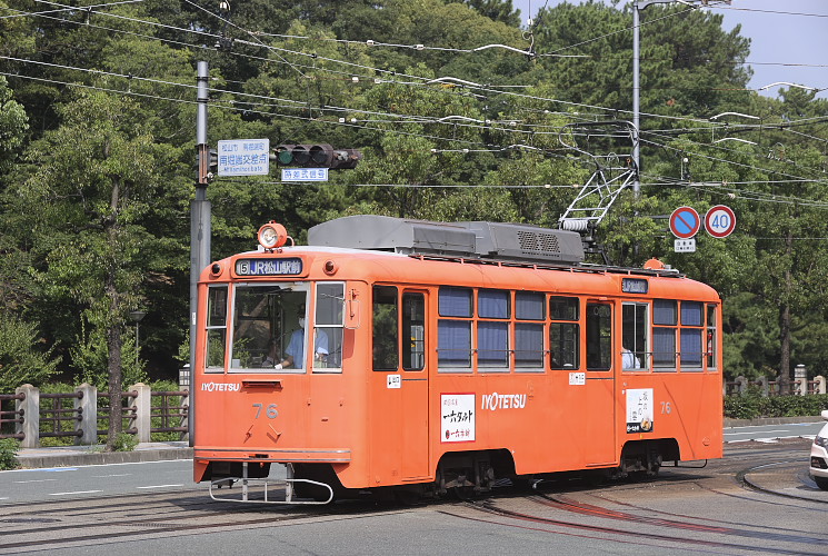 伊予鉄道市内線 ７６号電車　南堀端交差点