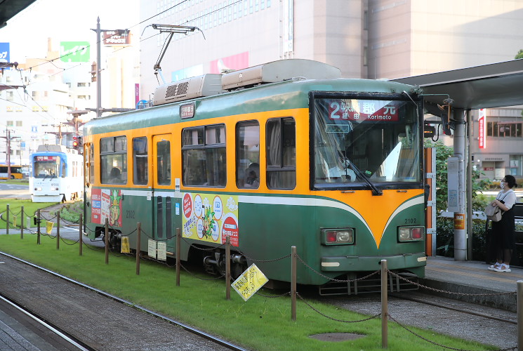 鹿児島市交通局　２１０２号電車（鹿児島中央駅前）